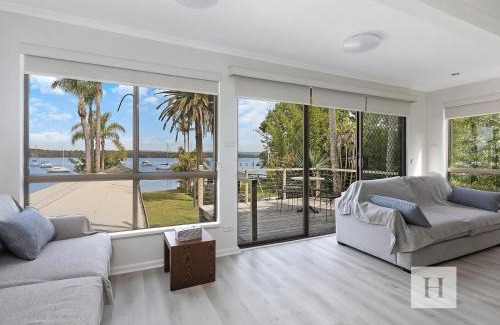 Mannering Park Casa | Paradise Palms