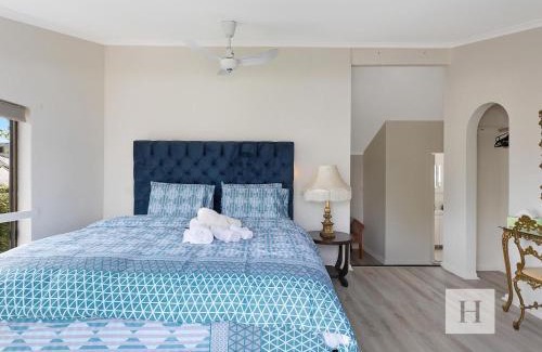 Mannering Park Casa | Paradise Palms