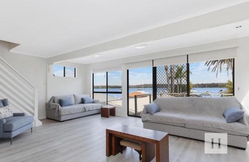 Mannering Park Casa | Paradise Palms