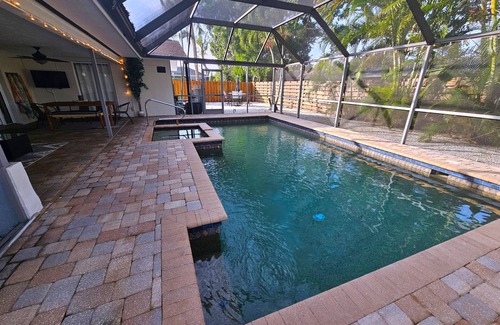 Palma Sola Casa | Paradise Palms - Private Heated Pool - 7 Mins to Anna Maria Island