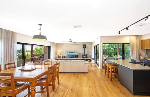 Blackwall Casa | Paradise Palms Waterviews