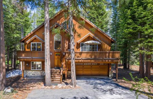 Truckee Casa | Paradise Pines 3BR Secluded Cabin Minutes in Tahoe Donner