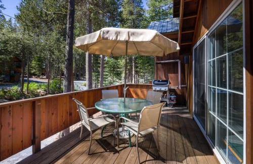 Truckee Casa | Paradise Pines 3BR Secluded Cabin Minutes in Tahoe Donner
