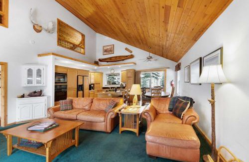 Truckee Casa | Paradise Pines 3BR Secluded Cabin Minutes in Tahoe Donner