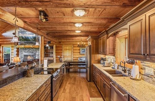 Gatlinburg - Pigeon Forge Cabina | Paradise Point 4 Bedroom Cabin by RedAwning