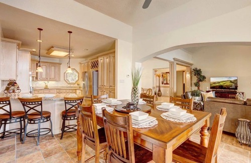 Willis Casa | Paradise Point - Lake Front Villa w/Infinity Pool!