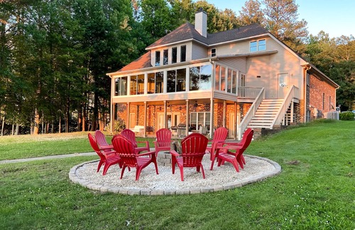 Littleton Casa | 💥PARADISE POINTE: 2 Floors, 4 BDR, 7 Beds, Guests, PET FRIENDLY 🥇
