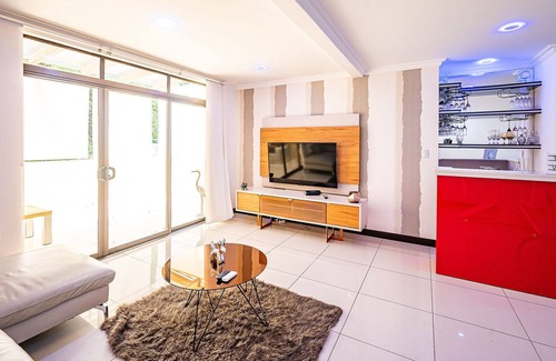 Santa Ana Apartamento | Paradise Retreat - Amenities, Parking & Location