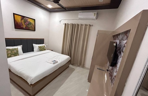 Varanasi Casa | Paradise Stays