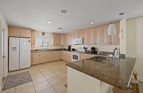 Laurel Casa | Paradise Way + Walk to Beach’s, Restaurants!