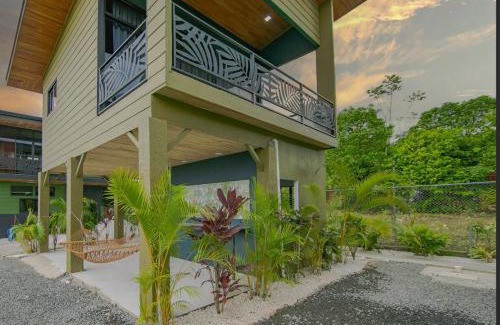 Peñas Blancas Villa | Paraiso Lima -King bed and balcony with jacuzzi, fast Wifi, EV powering included! Only 5 minutes to La Fortuna