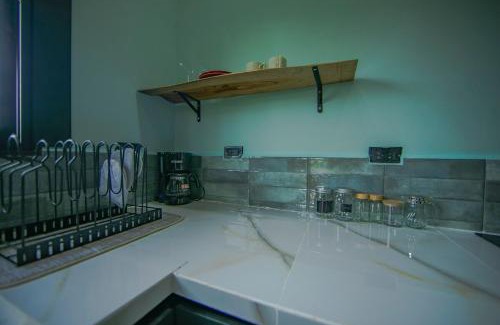 Peñas Blancas Villa | Paraiso Lima -King bed and balcony with jacuzzi, fast Wifi, EV powering included! Only 5 minutes to La Fortuna