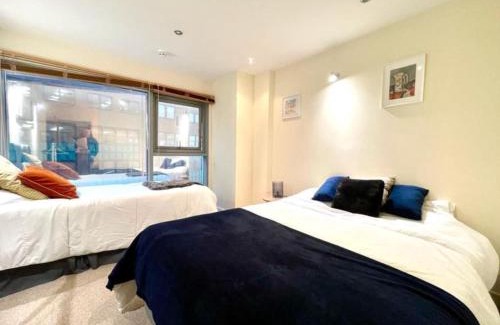 Swindon Apartamento | Paramount Apartment, Sleeps 5, Town Center Location, Free parking