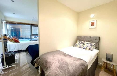 Swindon Apartamento | Paramount Apartment, Sleeps 5, Town Center Location, Free parking