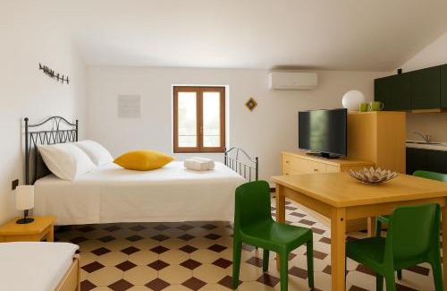 Paratico Apartamento | PARATICO - Lakefront apartment with private pool and free parking