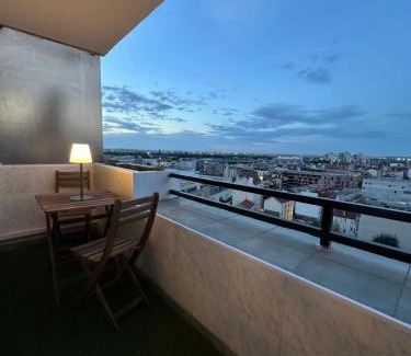 Pantin Apartamento | PARIS PANTIN Magnifique Appartement 4 pièces de 108m2 avec 2 PARKING intérieur - très cosy pour 1 à 12 personnes - Entièrement refait à neuf ENTIRE APARTMENT LUXURIOUS AND WARM - PANTIN PARIS 19 ème FREE WIFI GRATUIT