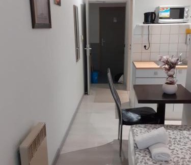 Persan Apartamento | PARIS par trains, AREA, Studios avec salle de bain et kitchenette Privées, OU, chambres avec salles bain et cuisines communes