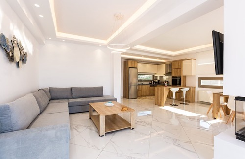 Bali Villa | Paris Villa, with Pool, BBQ, Playground & SeaViews