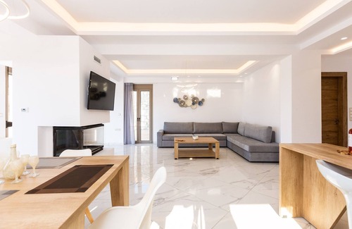 Bali Villa | Paris Villa, with Pool, BBQ, Playground & SeaViews