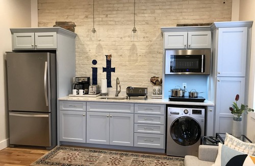 Mount Airy Apartamento | PARK and WALK - Mayberry & Main - 'The Main Suite' - Nueva construcción