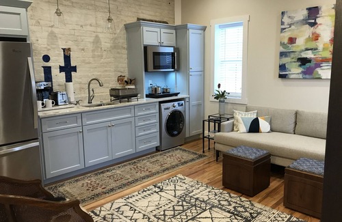 Mount Airy Apartamento | PARK and WALK - Mayberry & Main - 'The Main Suite' - Nueva construcción