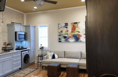 Mount Airy Apartamento | PARK and WALK - Mayberry & Main - 'The Main Suite' - Nueva construcción