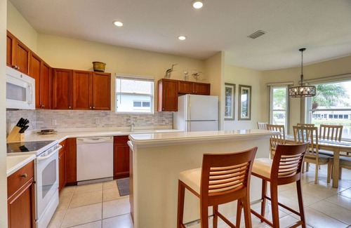 Englewood Casa | Park Forest Pond Villa