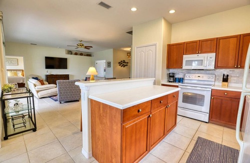 Englewood Casa | Park Forest Pond Villa