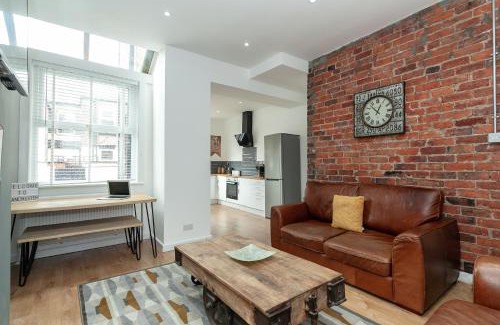 Swinton Casa | Park House - Large 3 Bedroom Victorian House, 10 Mins from Manchester