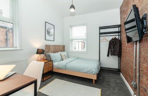 Swinton Casa | Park House - Large 3 Bedroom Victorian House, 10 Mins from Manchester