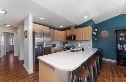 Chelan Condominio | Park Pointe B302- Community Pool and Hot Tub!