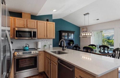 Chelan Condominio | Park Pointe B302- Community Pool and Hot Tub!
