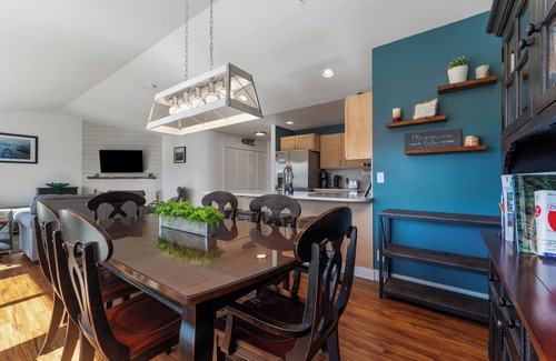 Chelan Condominio | Park Pointe B302- Community Pool and Hot Tub!