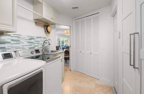 Park Shore Casa | Park Shore Paradise Minutes to White Sand Beaches