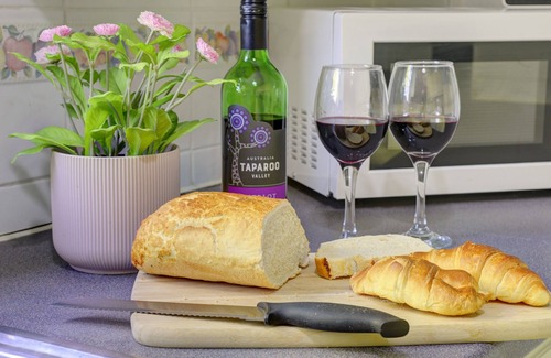 Warrington Casa | Park View - 4 bedrooms, sleeps 7 family members or 5 contractors