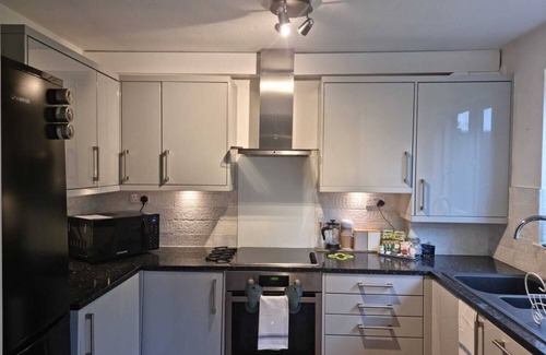 Salfords Apartamento | De Lujo-Vista al Jardín-Apartamento-Baño con bañera-2 bed 1 bath apartment