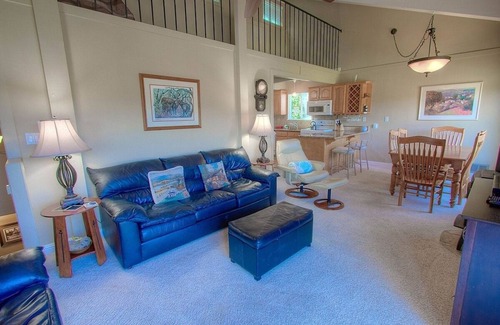 Lake Forest Condominio | Park View Paradise 3 Bedroom Condo by RedAwning