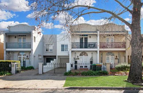 Wagga Wagga Casa | Parkham - CBD, Elegant Townhouse