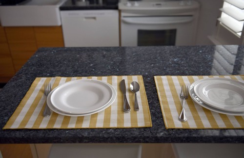 Bloomfield Apartamento | ♥Parking★ 5★ Location ♛King Bed♥West Penn Hospital~Elevator-WiFi~Central Loc.