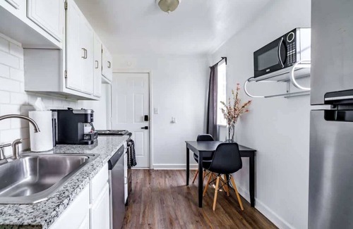 Victorian Village Apartamento | Prime Location - Over 4,500 Reviews - Parking Free
