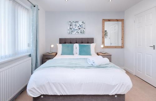 Morriston Casa | Parking, Garden, En-Suite & Tv's in all Rooms, Large living space