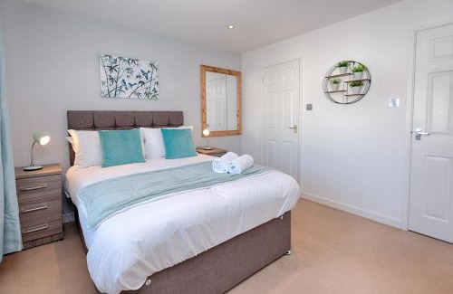 Morriston Casa | Parking, Garden, En-Suite & Tv's in all Rooms, Large living space