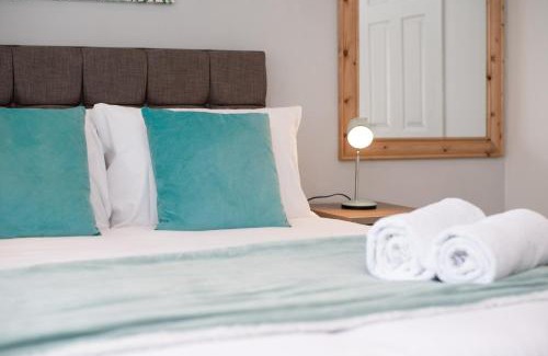 Morriston Casa | Parking, Garden, En-Suite & Tv's in all Rooms, Large living space