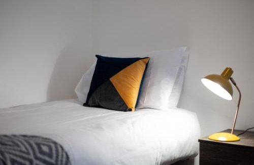 Bon-y-maen Apartamento | Parking, Smart Tv's in all rooms!