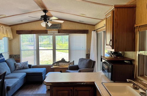 Boulder Junction Cabina | Parkmodel cabin w screened porch in campground on bike trail.