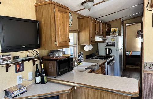 Boulder Junction Cabina | Parkmodel cabin w screened porch in campground on bike trail.