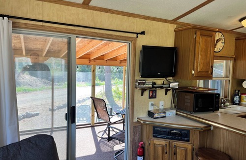 Boulder Junction Cabina | Parkmodel cabin w screened porch in campground on bike trail.