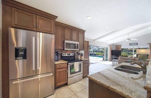 Park Shore Casa | Parkshore Lakefront Pool HomeWalk to Beach & Waterside Shops