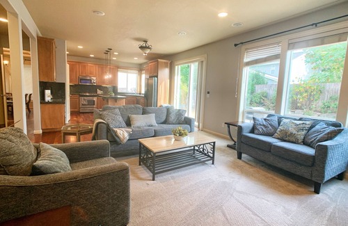 Starcrest Casa | Parkside 5B Retreat, Large yard w/bbq