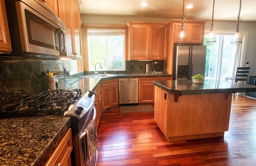 Starcrest Casa | Parkside 5B Retreat, Large yard w/bbq